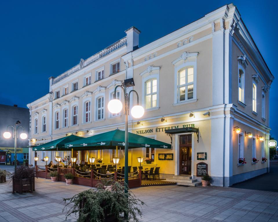 Nelson Hotel Хайдусобосло Экстерьер фото